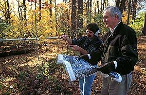 S.Kinner mit seinem Walddurchsuchtechniker 1. Kaj&uuml;te